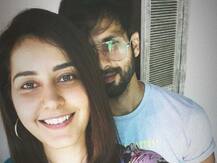 Selfie ज़रा हटके: अपनी अपकमिंग फिल्म की एक्ट्रेस के पीछे छिपे नज़र आए Shahid Kapoor, जानें माजरा