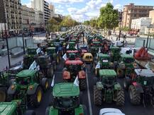 Farmers Protest: क़ई मुल्कों में किसान प्रदर्शनों की पसंदीदा पटकथा रही है ट्रैक्टर परेड