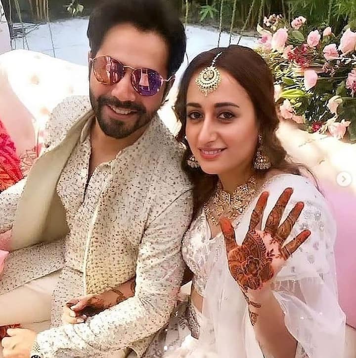 वरुण के साथ अपने हाथ पर लगी मेहंदी दिखाती नताशआ दलाल.