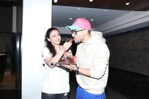 सोहा अली खान और कुनाल खेमू ने केक काटकर Paparazzi के साथ सेलिब्रेट की मैरिज एनिवर्सरी, देखें तस्वीरें