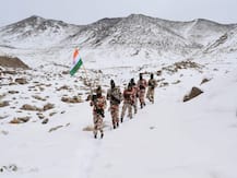 Photos: लद्दाख में भारत-तिब्बत सीमा पुलिस के जवानों ने बर्फ से ढकी पहाड़ियों पर फहराया तिरंगा