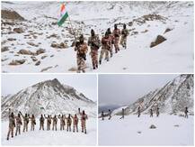 Photos: लद्दाख में भारत-तिब्बत सीमा पुलिस के जवानों ने बर्फ से ढकी पहाड़ियों पर फहराया तिरंगा