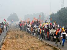 Tractor Rally Photos: नारों और भारी हंगामे के साथ ट्रैक्टर रैली निकाल रहे हैं किसान, देखें ताजा तस्वीरें
