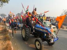 Tractor Rally Photos: नारों और भारी हंगामे के साथ ट्रैक्टर रैली निकाल रहे हैं किसान, देखें ताजा तस्वीरें