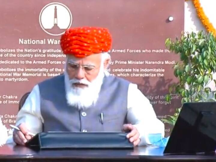 पीएम मोदी को ये पगड़ी गुजरात में जामनगर के शाही परिवार ने उपहार के रूप में भेंट की थी. इसलिए पीएम मोदी गणतंत्र दिवस पर साफा बांधने की अपनी परंपरा को बरकरार रखते हुए इस बार खास पगड़ी पहनकर आए.