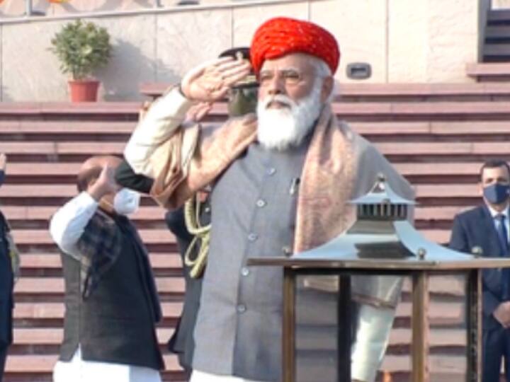 गणतंत्र दिवस पर पीएम मोदी पारंपरिक कुर्ता पायजामा, जैकेट पहने और कंधे पर शॉल डाले नज़र आए.