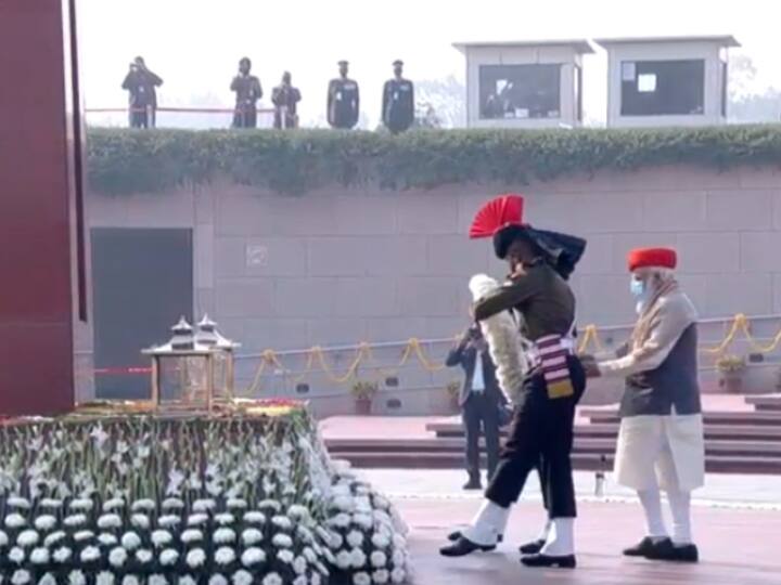 2015 से लेकर अब तक हर साल गणतंत्र दिवस पर कपड़ों के मामले में पीएम मोदी हमेशा अपनी अलग पहचान रखते हैं.