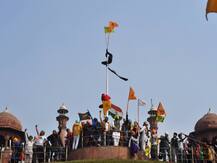 तस्वीरें: प्रदर्शनकारी किसानों का हंगामा, लाल किले के गुंबद और तिरंगा फहराने वाले पोल पर लगाया केसरिया झंडा