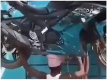 Video: सिर पर बाइक उठाकर बस की छत तक ले गया शख्स, सोशल मीडिया यूजर्स बोले- 'रियल बाहुबली'
