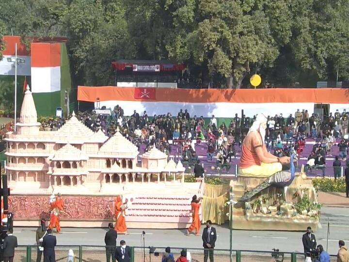 राजपथ पर उत्तर प्रदेश की झांकी भी दिखी, इसमें अयोध्या में बन रहे भव्य राम मंदिर के मॉडल को दिखाया गया. इसके साथ ही झांकी में सबसे आगे रामायण की रचना करते महर्षि वाल्मीकि को भी दिखाया गया.