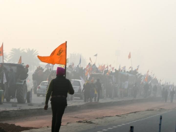 पंजाब में व्यापारियों ने मंडियां बंद रखकर किसानों का समर्थन किया है. इस आंदोलन में शामिल होने के लिए छोटे-छोटे शहरों और गांवों से किसान दिल्ली बॉर्डर का रुख कर रहे हैं.