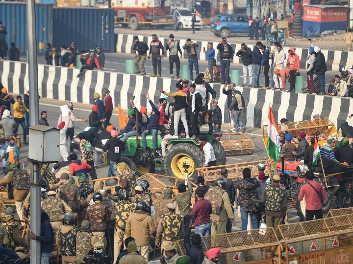 दिल्ली पुलिस ने कई जगहों पर नाकाबंदी कर रखी है. करनाल रोड़ पर कनटेनर लगाए गए हैं. सिंघु बॉर्डर और टिकरी बॉर्डर पर हजारों की संख्या में टैक्टर मौजूद हैं. दिल्ली पुलिस ने किसानों को सेंट्रल दिल्ली में मार्च निकालने की परमिशन नहीं दी है.