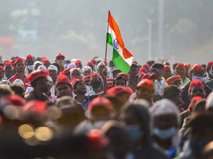 भारी तादाद में किसान एकजुट होकर आगे बढ़ रहे हैं. इस दौरान उनके हाथ में राष्ट्रीय तिरंगा भी दिख रहा है.