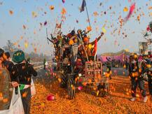 Photos: बैरीकेड हटाकर, तेज आवाज में डीजे बजाते हुए दिल्ली में दाखिल हुए किसान