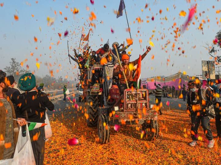 दिल्ली-उत्तर प्रदेश सीमा गाजीपुर बॉर्डर पर प्रदर्शनकारी किसानों में शामिल कुछ युवा किसान गणतंत्र परेड के लिए मंगलवार को तय समय से पहले बैरीकेड हटाकर देश की राजधानी दिल्ली में प्रवेश कर गए. वहीं, ट्रैक्टर पर बैठे युवा किसान तेज आवाज में डीजे, तेज रफ्तार में ट्रैक्टर को हाइवे पर दौड़ाते नजर आ रहे हैं.