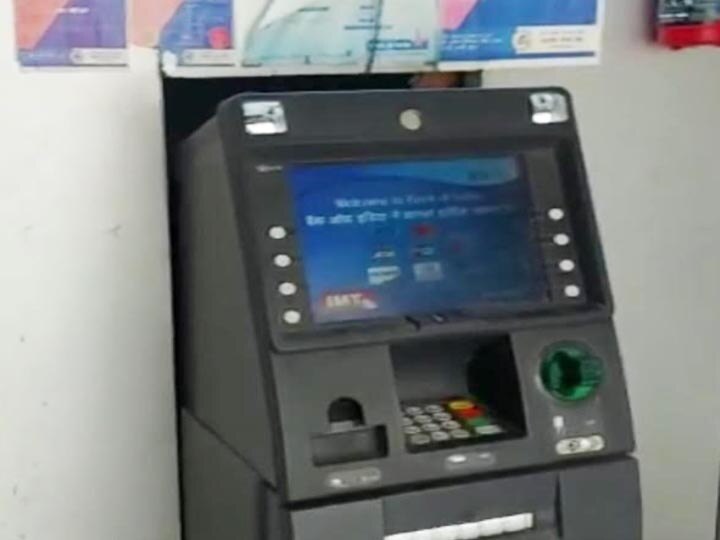 कुशीनगर: ATM से अचानक निकलने लगे पांच गुना अधिक रुपये, कुछ ही देर में साफ हुए 15 लाख