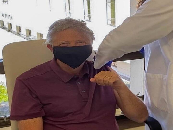 बिल गेट्स ने लगवाया कोविड वैक्सीन का पहला डोज़, बोले- काफी अच्छा लग रहा है Bill Gates received the first dose of COVID-19 vaccine, He thanked scientists, regulators, participants and healthcare workers बिल गेट्स ने लगवाया कोविड वैक्सीन का पहला डोज़, बोले- काफी अच्छा लग रहा है