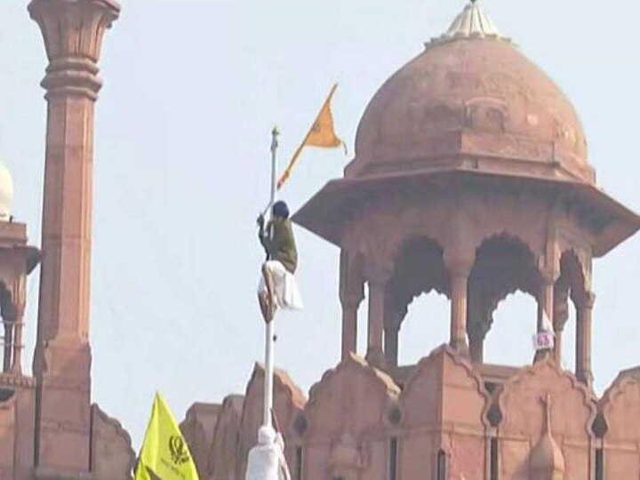 Farmers Protest: Protesters hoist saffron flag on Red Fort, Yogendra Yadav said , this is wrong Farmers Protest: दिल्ली पहुंचे प्रदर्शनकारियों ने लाल किला पर फहराया केसरिया झंडा, योगेंद्र यादव बोले- ये गलत है