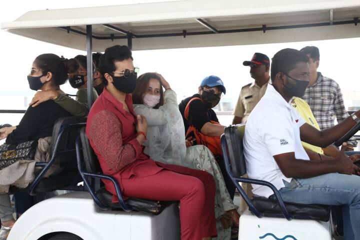 बता दें कि 24 जनवरी को दोनों ने एक प्राइवेट सेरेमनी में शादी रचा ली. उनकी शादी में परिवार के अलावा करन जौहर, मनीष मल्होत्रा जैसे वरुण के कुछ करीबी मौजूद थे.