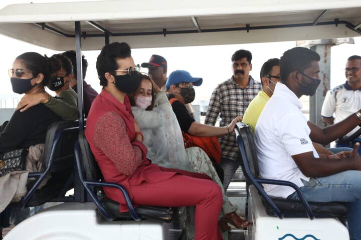 दोनों सितारे मास्क लगाए नज़र आए. इन तस्वीरों में आप नताशा के हाथों और पैरों में लगी मेहंदी भी देख सकते हैं.