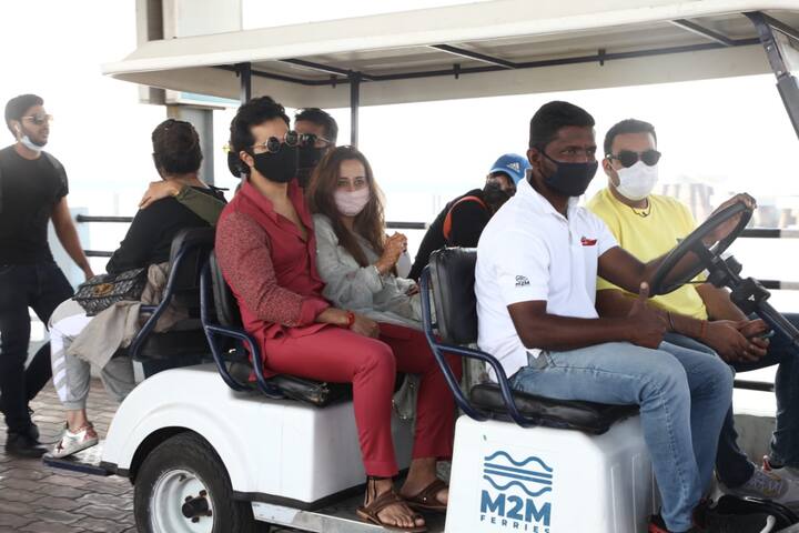 आज भी जब वरुण और नताशा बाहर निकले तो उन्होंने कैमरे को फेस किया. (Photos- Manav Mangalani)