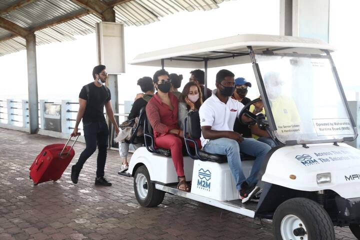 दोनों सितारों ने शादी में कुछ भी छिपाया नहीं. शादी के बाद दोनों ने बाहर आकर तस्वीरें खिंचवाईं. इसके अलावा दोनों ने सोशल मीडिया पर भी शादी की तस्वीरें पोस्ट कीं.