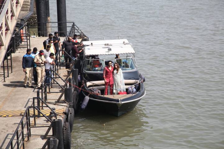 दोनों जब अलीबाग से रवाना हो रहे थे उस दौरान पैपराजी ने पोज के लिए अनुरोध किया. वरुण इस मामले में पैपराजी के फेवरेट भी हैं. वरुण और नताशा दोनों बाहर आए और पोज दिया.