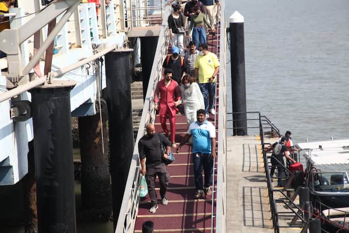 Newly Wed वरुण धवन और नताशा एक दूसरे का हाथ थामें अलीबाग से निकले तो सबकी निगाहें उनपर थम गईं.