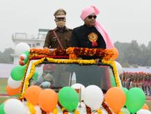 बरेली: श्रीकांत शर्मा ने पुलिस लाइन में किया ध्वजारोहण, IG राकेश कुमार को दिया प्लैटिनम डिस्क अवॉर्ड