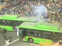 Farmers Rally: किसान आंदोलन की आड़ में अराजकता, पुलिस पर पत्थरबाजी, राकेश टिकैत का हिंसा से इनकार