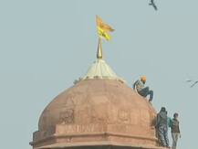 तस्वीरें: प्रदर्शनकारी किसानों का हंगामा, लाल किले के गुंबद और तिरंगा फहराने वाले पोल पर लगाया केसरिया झंडा