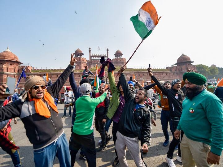 बता दें कि ट्रैक्टर परेड से पहले किसान संगठनों ने ये वादा किया था कि वे शांतिपूर्ण तरीके से आंदोलन करेंगे और किसी भी राष्ट्रीय स्मारक या भवन पर कब्जा नहीं करेंगे. लेकिन आज प्रदर्शकारी किसानों के एक समूह ने उन तमाम वादों पर पानी फेर दिया.
