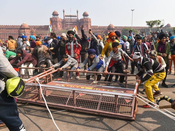 प्रदर्शनकारी किसानों ने लाल किले के पास लगी पुलिस की बैरिकेड को भी गिरा दिया. आंदोलनकारियों ने एबीपी न्यूज़ का माइक छीन कर भाग गए. इतना ही नहीं प्रदर्शनकारियों ने एबीपी न्यूज़ का कैमरा भी तोड़ दिया.