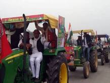 सपा कार्यकर्ताओं ने किसानों के समर्थन में निकाली ट्रैक्टर रैली, पूर्व सांसद बोले- कानून वापस ले सरकार