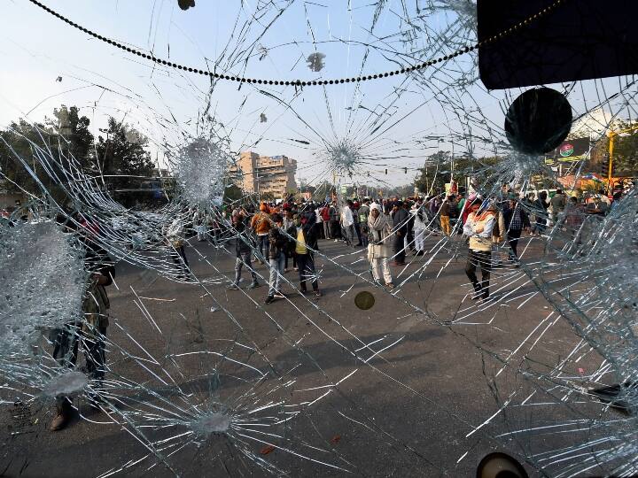 किसान आंदोलन: दिल्ली पुलिस बोली- ट्रैक्टर रैली के दौरान हुई हिंसा में 86 जवान जख्मी Delhi Police Says 83 Police personnel were injured after being attacked by agitating farmers किसान आंदोलन: दिल्ली पुलिस बोली- ट्रैक्टर रैली के दौरान हुई हिंसा में 86 जवान जख्मी