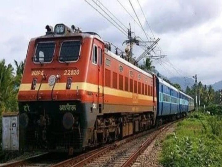 Uttar Pradesh Youth hit by stone in train, suffers right leg fracture ट्रेन में पत्थर लगने से युवक के पैर में हुआ फ्रैक्चर, काफी देर तक बहता रहा खून