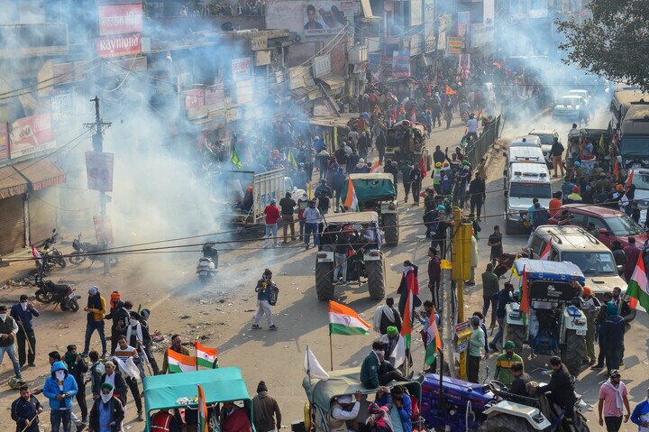 FIR filed against congress leader Shashi Tharoor and seven others for inciting riots दिल्ली में हिंसा को लेकर शशि थरूर समेत 8 लोगों के खिलाफ दंगा भड़काने के आरोप में FIR दर्ज