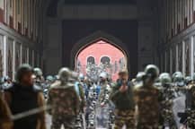 कहीं फूल बरसे, तो कहीं डंडे और कहीं भांजी गई तलवार, देखें गणतंत्र दिवस पर निकली किसान ट्रैक्टर परेड की 26 तस्वीरें