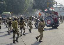 ट्रैक्टर रैली: जब हिंसा में फंसे जूनियर पुलिसकर्मी को बचाने के लिए आगे आए दिल्ली पुलिस के सीनियर अधिकारी, जानें पूरा मामला