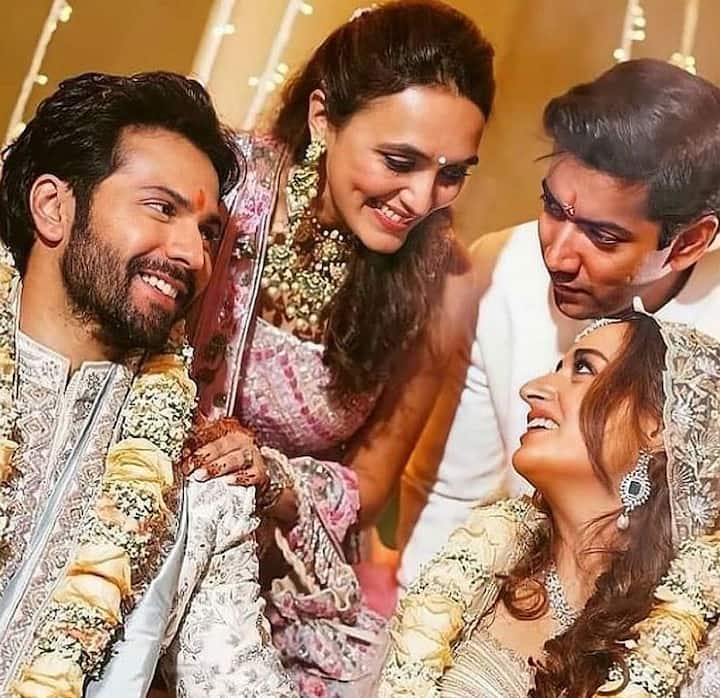 इसके साथ ही सोशल मीडिया पर शादी की कुछ और इनसाइड तस्वीर भी तेजी से वायरल हो रही हैं. इस तस्वीर में आप वरुण-नताशा को वरुण के भाई रोहित और भाभी के साथ देख सकते हैं. 