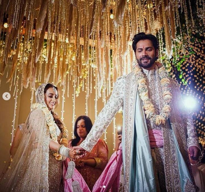 इसके साथ ही आपको बता दें कि वरुण नताशा की शादी का जोड़ा भी खूब सुर्खियों में बना हुआ है.