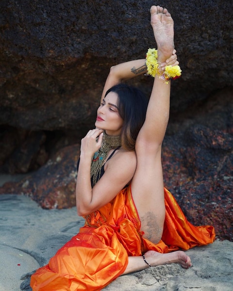 ऐसा योगा देखा है क्या? एक्ट्रेस Aashka Goradia ने समंदर किनारे किया Yoga, देखने वालों के होश उड़े