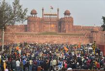 लाल किला का डरावना मंजर: तस्वीरों की जुबानी जानें प्रदर्शनकारियों ने कैसे वहां झंडा फैराया