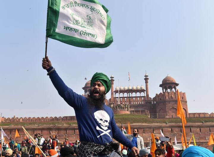  सिंघु बॉर्डर से निकला किसानों का काफिला इतना लंबा हो गया कि इससे जगह जगह जाम लगना भी शुरु हो गया. लेकिन परेशानी तब शुरु हुई जब काफिले ने तय रुट से दूसरे रास्ते पर जाना की कोशिश की.