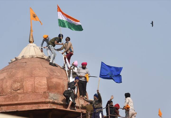 लाला किले पर लहरा रहे तिरंगे से किसी प्रकार की कोई छेड़छाड़ नहीं की गई. लेकिन लाल किले पर हिंसा जरूर हुई.