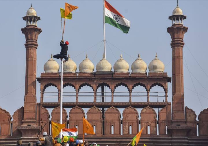 इसके बाद किसानों के प्रदर्शन को लेकर बवाल शुरू हो गया. पुलिस ने जैसे तैसे शख्स को नीचे उतारा और प्रदर्शनकारियों को समझाया.