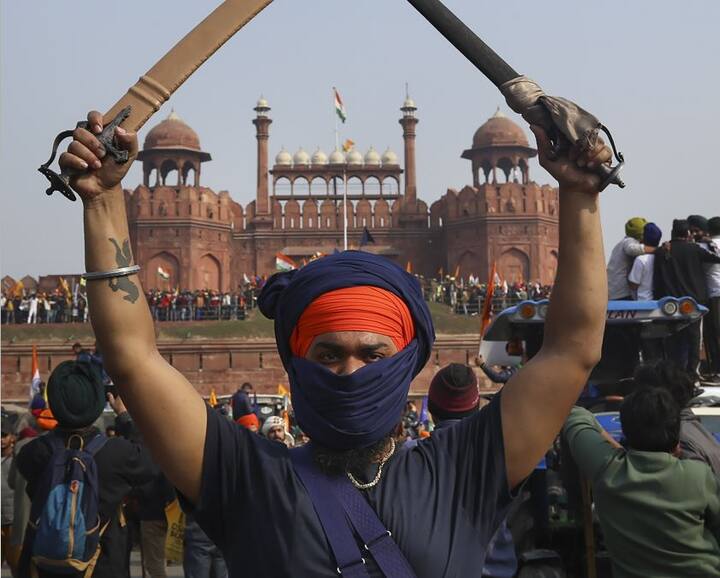 पहले आईटीओ पर हिंसा हुई और फिर किसानों का एक दल लाल किले पहुंचा और वहां हिंसा शुरू हुई.