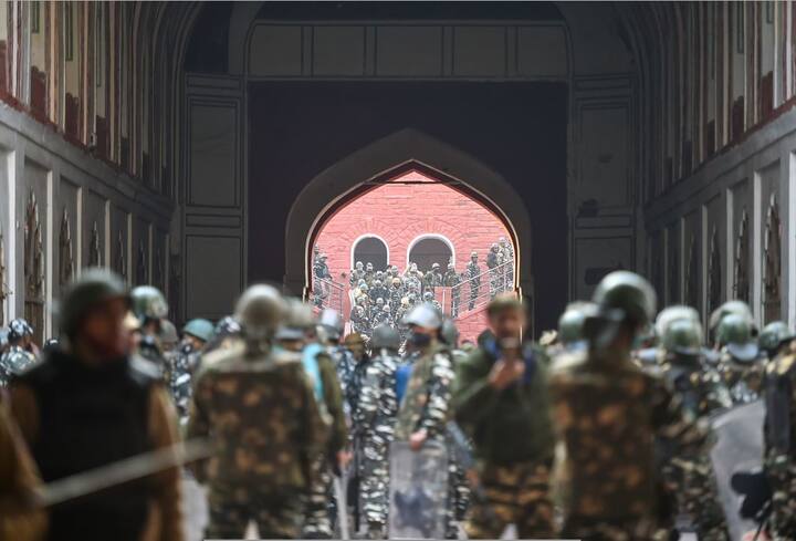 प्रदर्शनकारी किसान नहीं माने और पुलिस को उन्हें तितर बितर करने के लिए आंसू गैस के गोले छोड़ने पड़े. इस दौरान पुलिस ने लाठीचार्ज भी की.