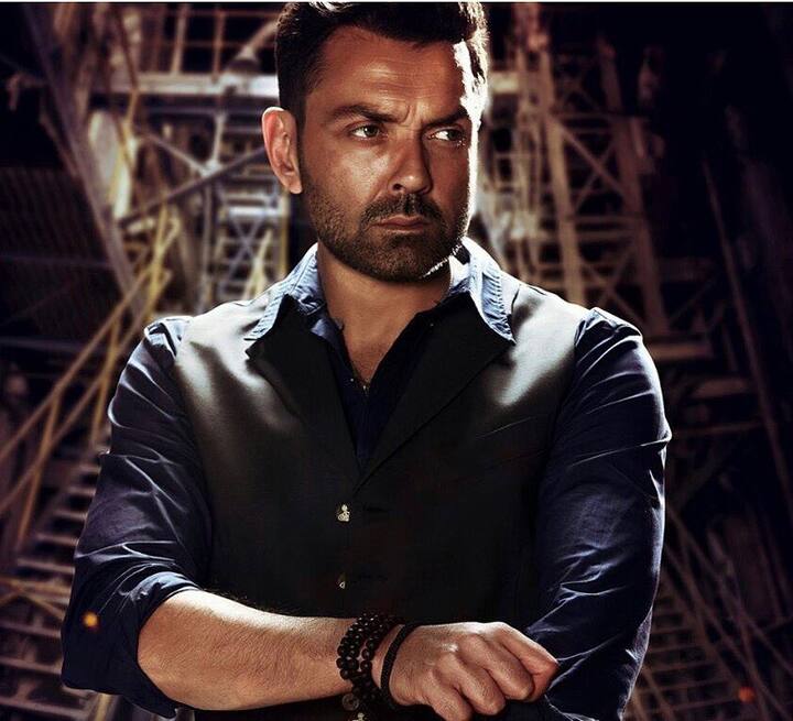बॉबी देओल(Bobby Deol) - सोल्जर, बरसात, हमराज़ जैसी बेहतरीन फिल्में बॉलीवुड को देने वाले बॉबी देओल कुछ सालों पहले इंडस्ट्री से लगभग गायब ही हो चुके थे. लेकिन सलमान खान की रेस 3 ने उन्हें एक बार फिर सुर्खियों में ला दिया. और आज वो आश्रम जैसी वेब सीरीज़ से बड़ा धमाका कर चुके हैं. 