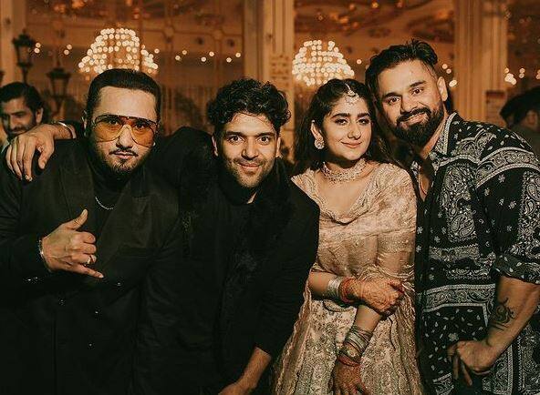 इसके साथ ही आपको बता दें कि जनवरी में ही स्नेहा और निखिल की सगाई हुई थी जिसके वीडियो हनी सिंह ने इंस्टाग्राम पर शेयर किए थे. 